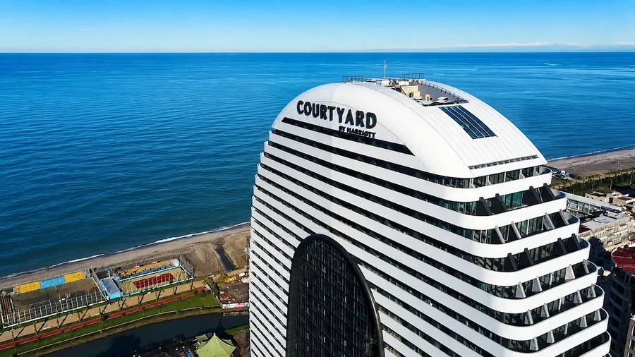 Мадемуазель у моря , в здании Marriott