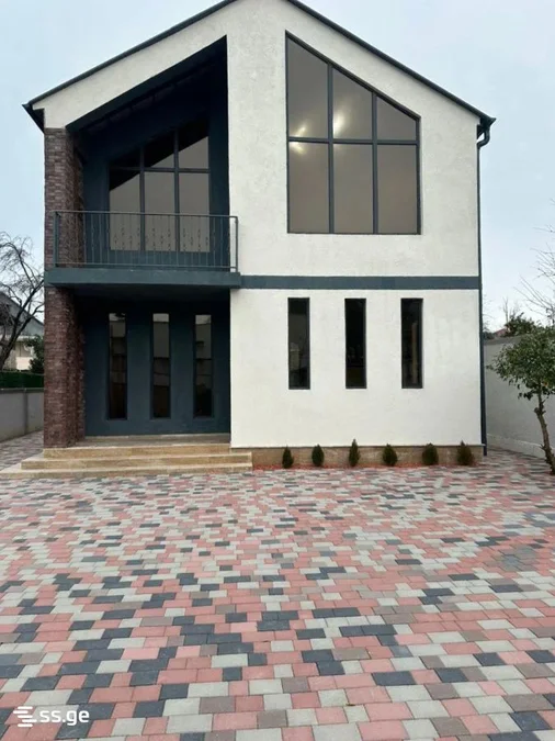 8 room Private House For Sale