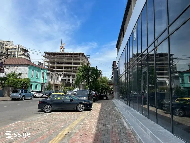 Универсальная коммерческая площадь в районе Багратиони