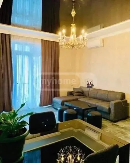 1+1 в Старом городе, $700