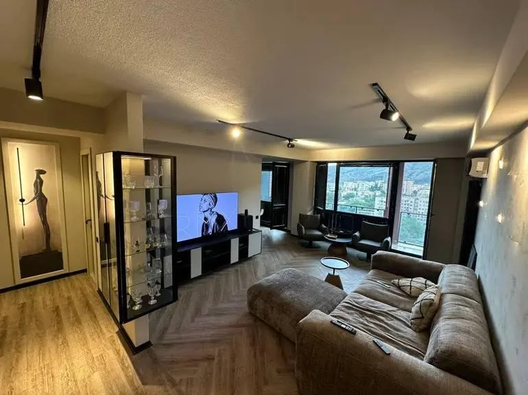 Надиквари 3-я ул., 10: 3-комнатная, 130.0 м²