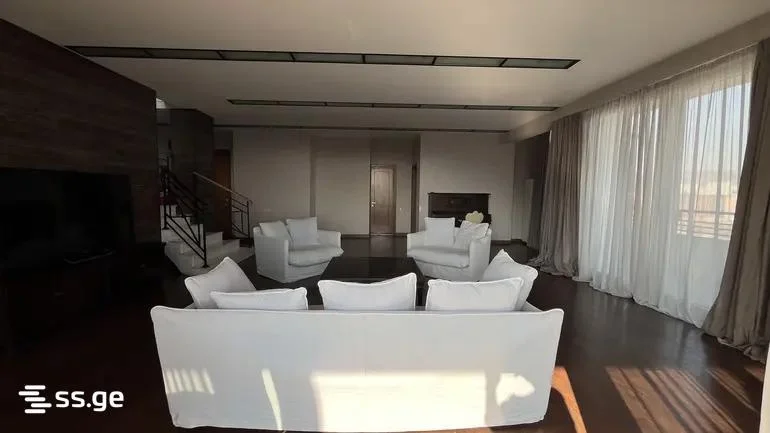 Imedi House: 4-комнатная, 243.0 м²