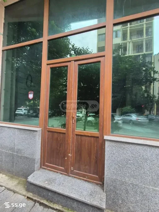Универсальное коммерческое помещение в районе Старого Батуми