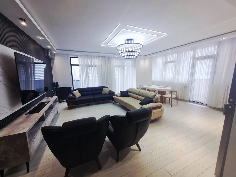 3-комнатная квартира с 2 спальнями в Intourist Residence, $1800