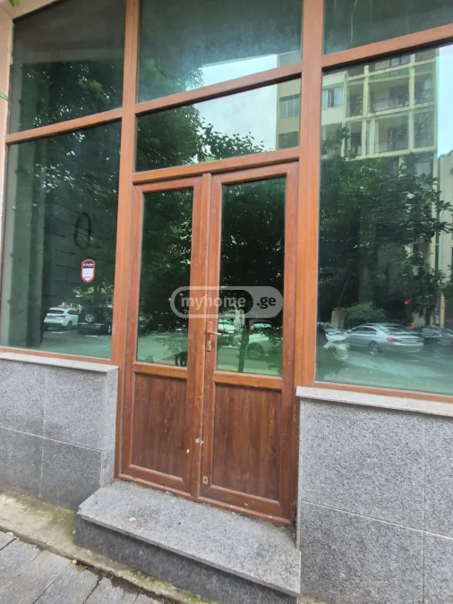 Универсальное коммерческое помещение в районе Старого Батуми