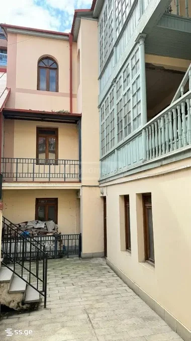 4-комнатная квартира. Продаётся. Сололаки