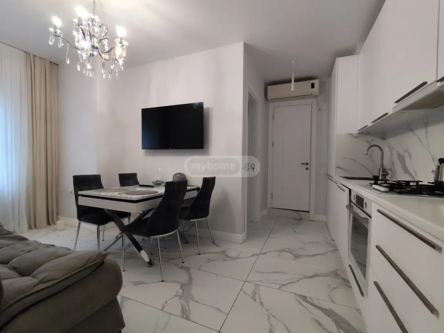 3-комнатная квартира на улице Инасаридзе, 70 м²