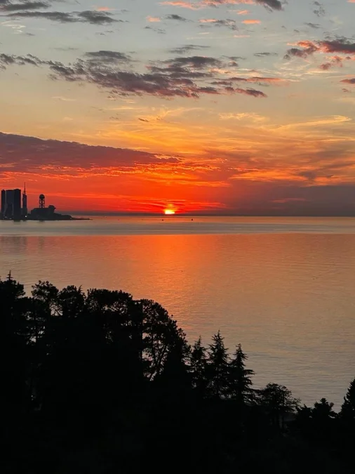 Студия с балконами на море и горы