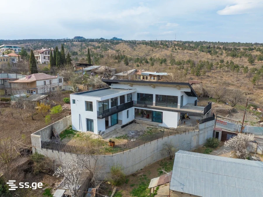 6 room Private House For Rent. Ortachala