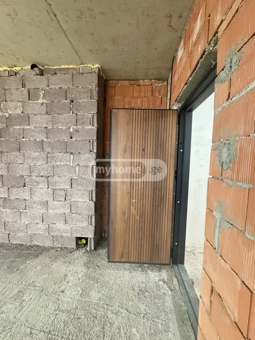 : Продаётся 4-комнатная квартира в районе Багратиони