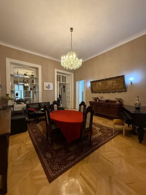 Улица Ладо Асатиани, 33: 4-комнатная, 250.0 м²