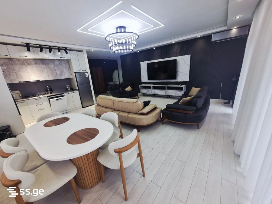 3-комнатная квартира с 2 спальнями в Intourist Residence, $1800