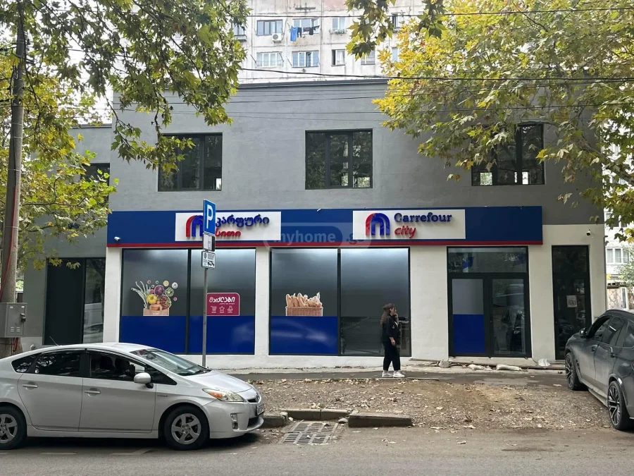 Универсальное коммерческое помещение в Глдани