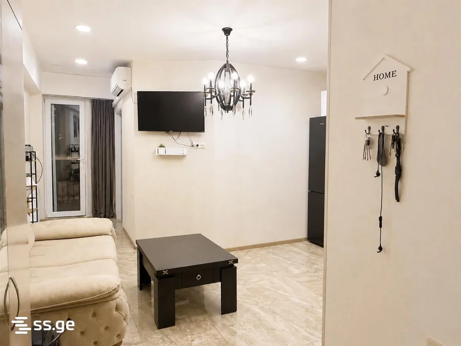 2 room Flat For Rent. Mesame masivi