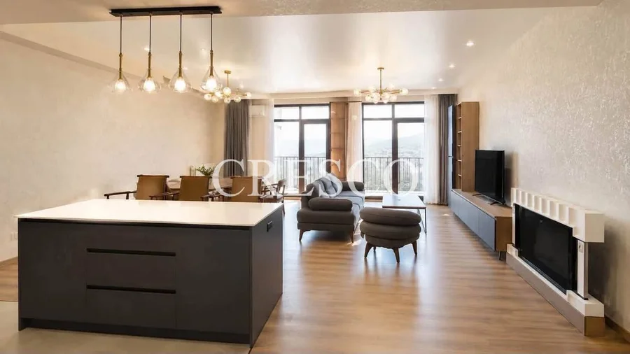 3 спальни | 180м² | 11/14 этаж $2500 Просторная квартира с панорамными окнами и видом на Тбилиси — для тех, кто ценит комфорт и современный стиль , Большая гостиная с мягкой мебелью и камином , Объединённая кухня с островом и современной техникой , Просторная обеденная зона для семейных ужинов и приёма гостей , Три спальни с продуманной мебелью и системами хранения , Современные ванные комнаты , Панорамные окна и балкон с красивым видом на город , Светлый интерьер, качественная отделка и много пространства Освобождается 31 октября Тбилиси Ваке до2500 Для получения дополнительной информации по этому лоту свяжитесь с нашим экспертом по аренде недвижимости @CrescoTbilisiAgency