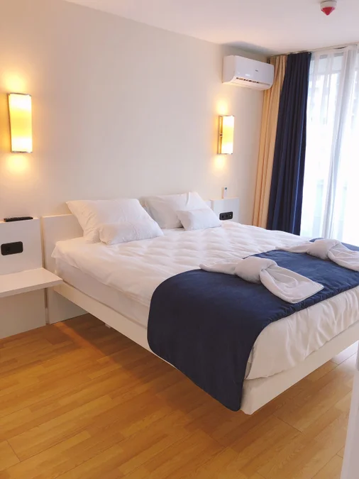 " , Georgia. For rent - a stunning 1-bedroom apartment in the city center. * Area: 45 sq.m. * Floor: 12 * Sea view * Newly renovated * Fully furnished * Appliances from leading brands * Air conditioning * Pets allowed Price: $450 per month. Contact: +995 599 777 777 Email: info@lola665.com Website: www.lola665.com Роскошная квартира “Lola665” , Грузия. Сдаётся потрясающая 1-комнатная квартира в центре города. * Площадь: 45 кв.м. * Этаж: 12 * Вид на море * Новый ремонт * Полностью меблирована * Бытовая техника от ведущих брендов * Кондиционер * Можно с животными Цена: 450 долларов в месяц. Контакт: +995 599 777 777 Email: info@lola665.com Website: www.lola665.com