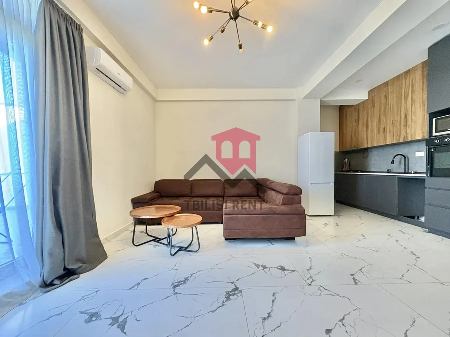 4 комнаты, 2 спальни, $900
