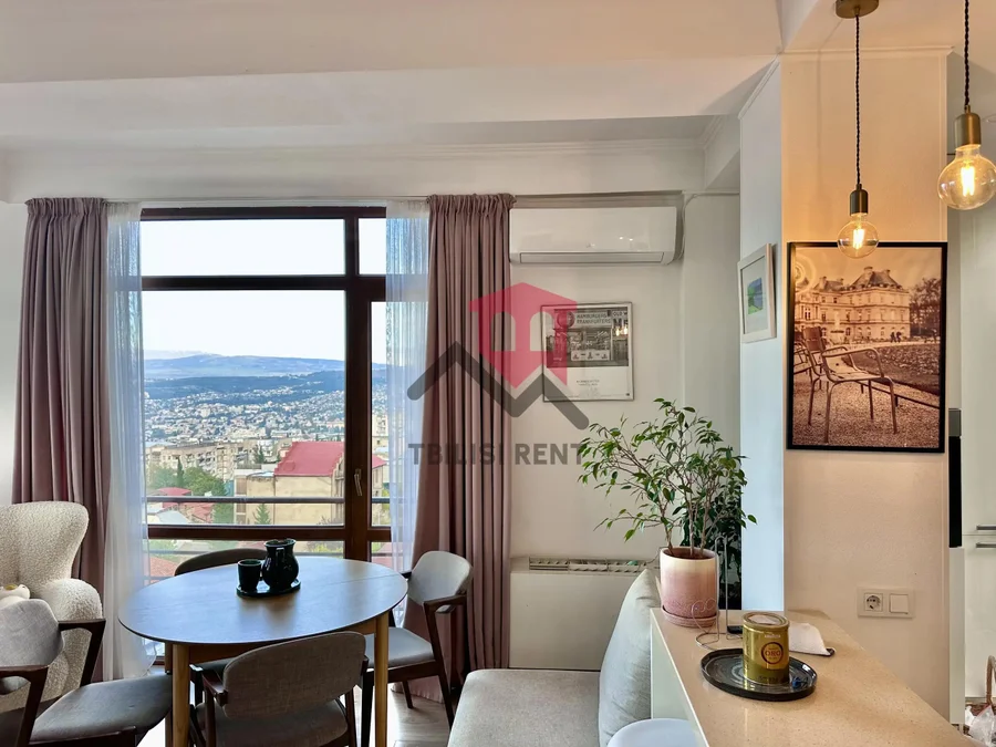 3-комнатная квартира с верандой и кабинетом на Вера, $1800