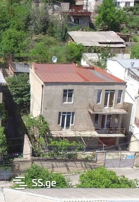 3-этажный частный дом площадью 360 кв.м в Сабуртало, с отличным видом на весь Тбилиси, всего в 5 минутах от станции Дели! Дом построен из материалов высшего качества и отличается прочной конструкцией (первый этаж полностью бетонный). Большие балконы площадью 19+8 кв.м, с окном в подвале и гаражем, в белой каркасной отделке. С металлопластиковыми окнами и новыми электропроводками. Двор площадью 850 кв.м со всеми коммуникациями, отделан внутри. Высота второго этажа 6 м на половине. Я загрузил размерные чертежи для всех трех этажей