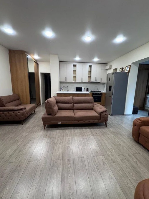 Долгосрочная аренда 3-комнатной квартиры в Khimshiashvili District