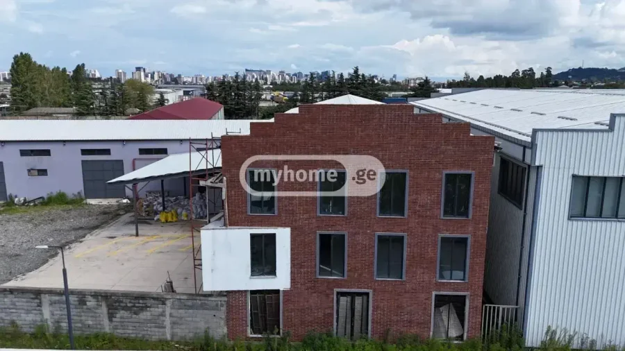Универсальная коммерческая площадь в районе аэропорта