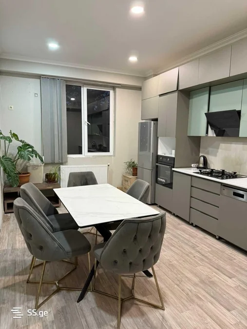 West House: 4-комнатная, 150.0 м²