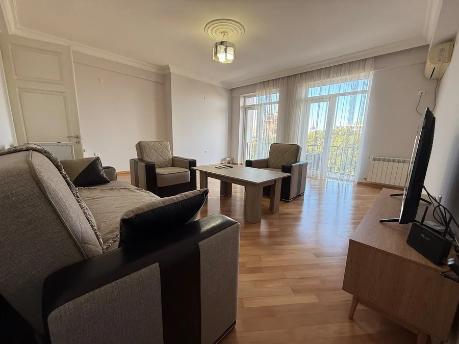 Роман Армен – 2-комнатная, центр , 100 м²