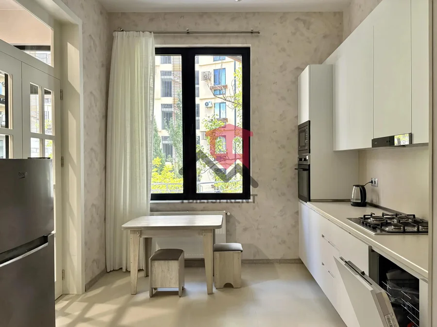 5-комнатная квартира, 140 м², $2000