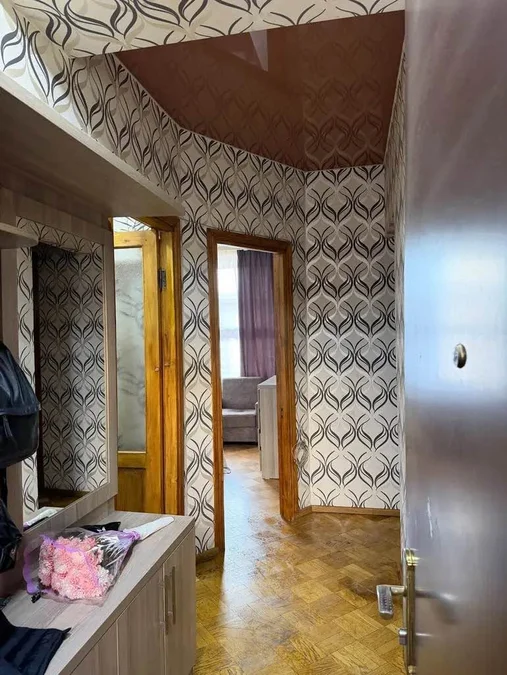 В новостройке возле метро 300 арагвели, двухкомнатная квартира. На 5/10 этаже. Цена $600
