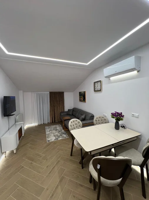 3-комнатная квартира с 2 спальнями, $600