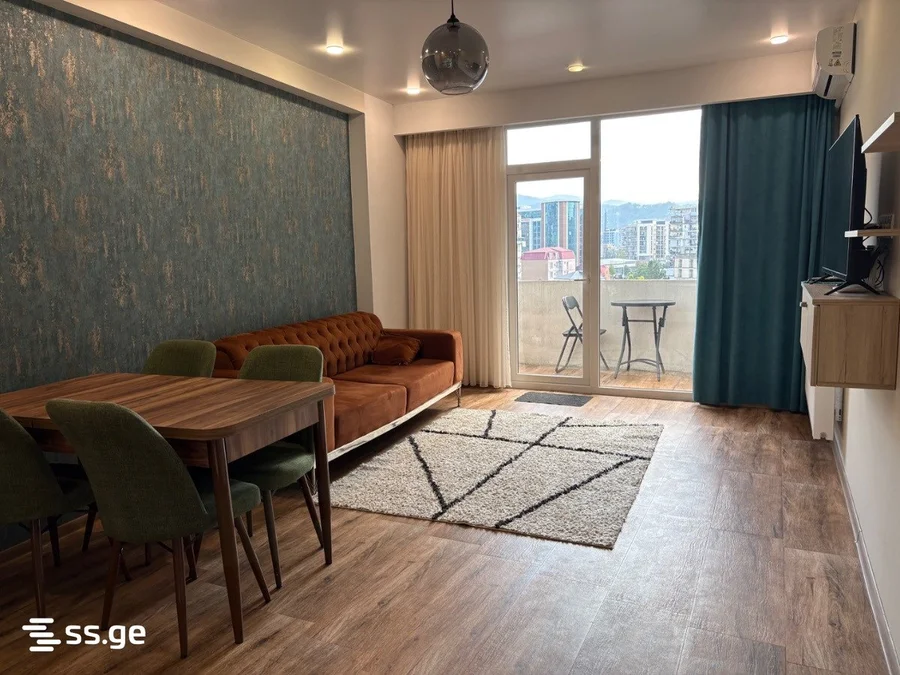 3-комнатная квартира, 60 м², $700