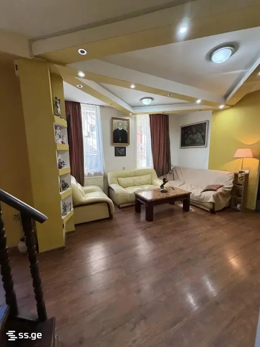 8 room Private House For Sale. Chugureti