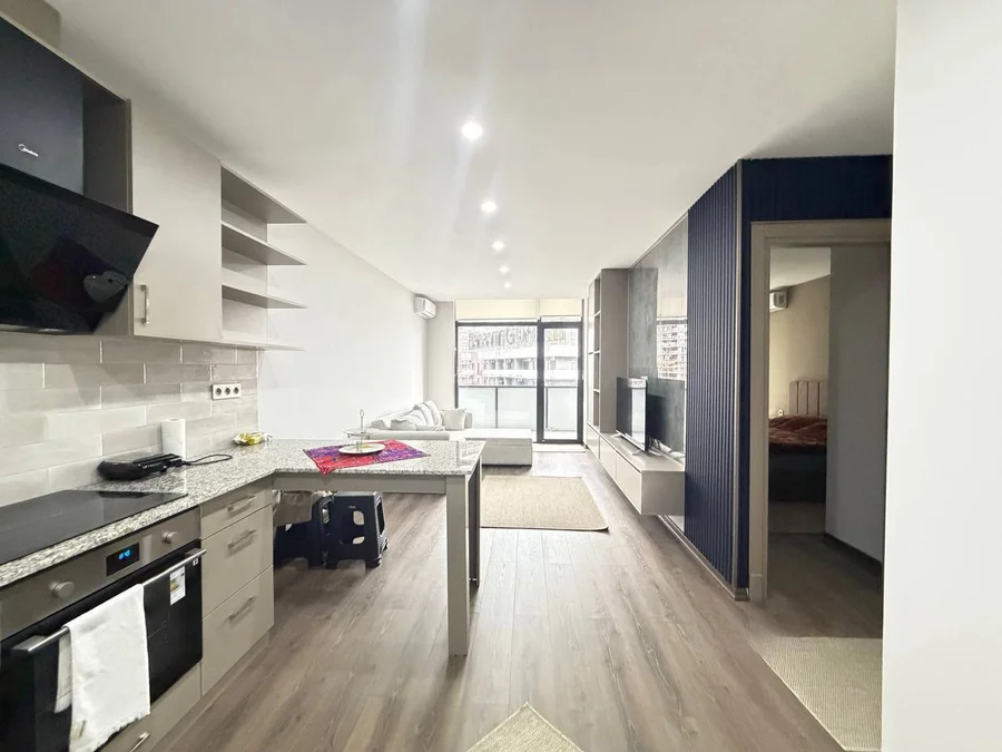 На год стильную просторную квартиру с отдельной спальней в топ локации на Аллее Героев А