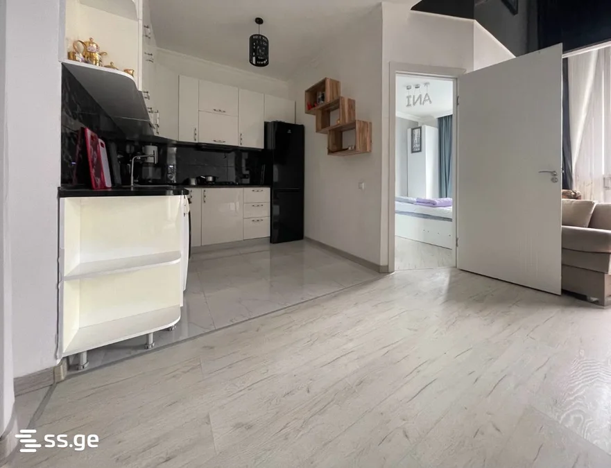 3-комнатная квартира, 76 м², $800
