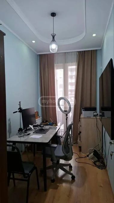 3 комнаты, 1 спальня в Глдани, $500